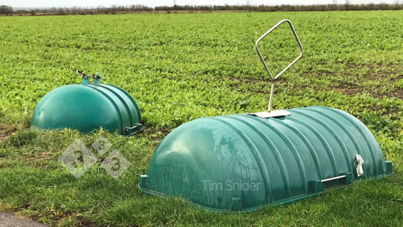 Zdjęcie 2. Zewnętrzne pojemniki&nbsp;na zwłoki&nbsp;powszechnie stosowane przez duńskie fermy w miejscach odbioru martwych zwierząt. Dzięki uprzejmości Tima Snidera
